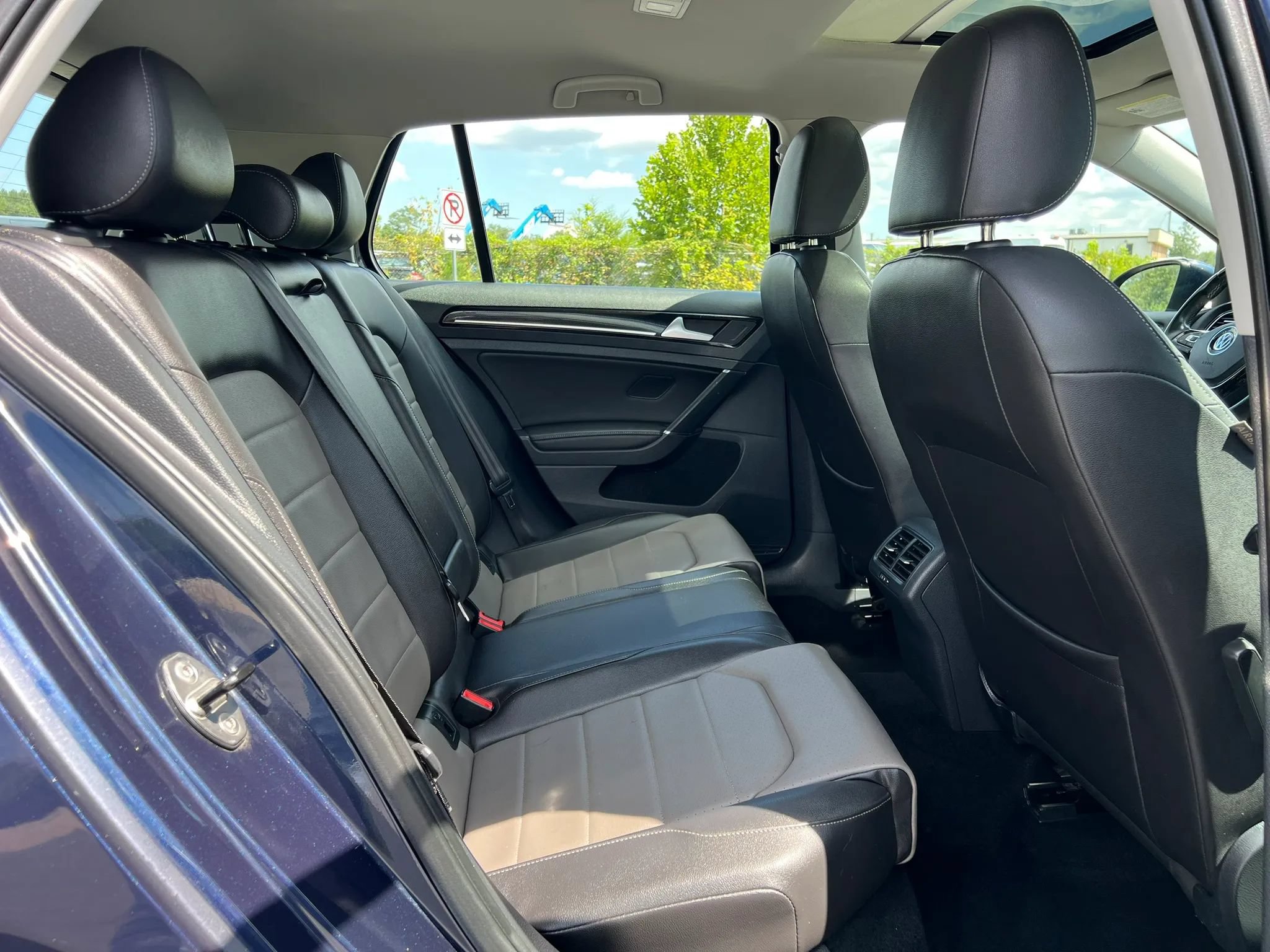 Used 2015 Volkswagen Golf 4-Door FWD image 18