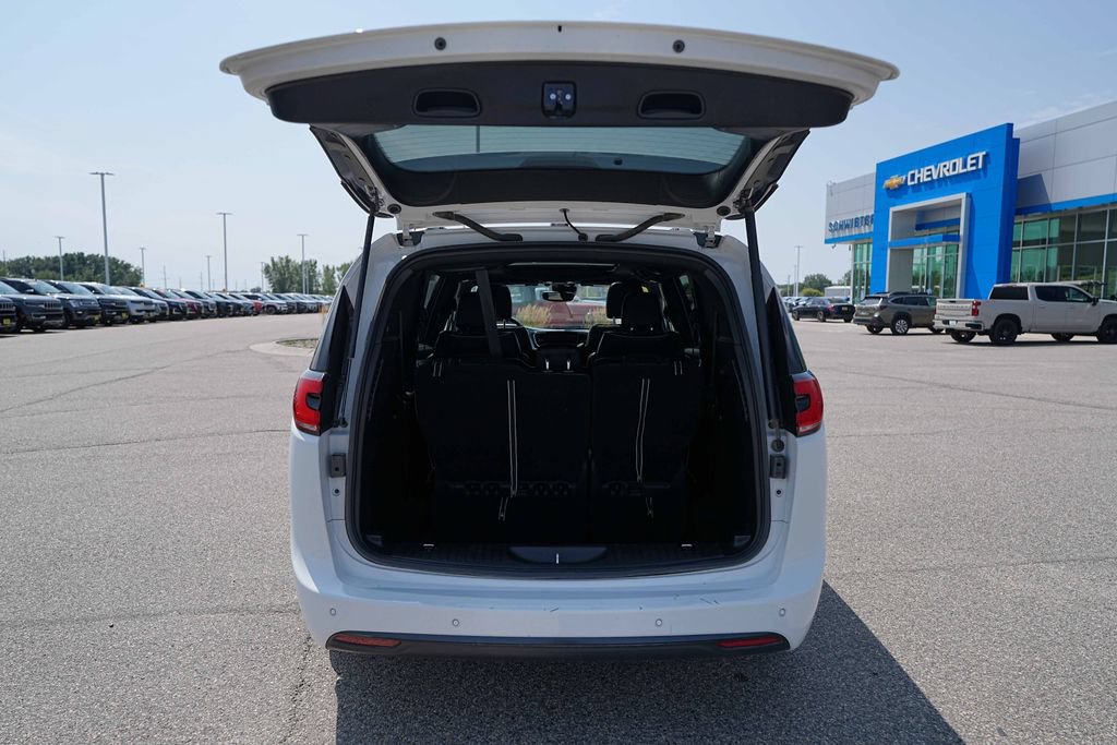 Used 2025 Chrysler Pacifica Limited FWD image 14