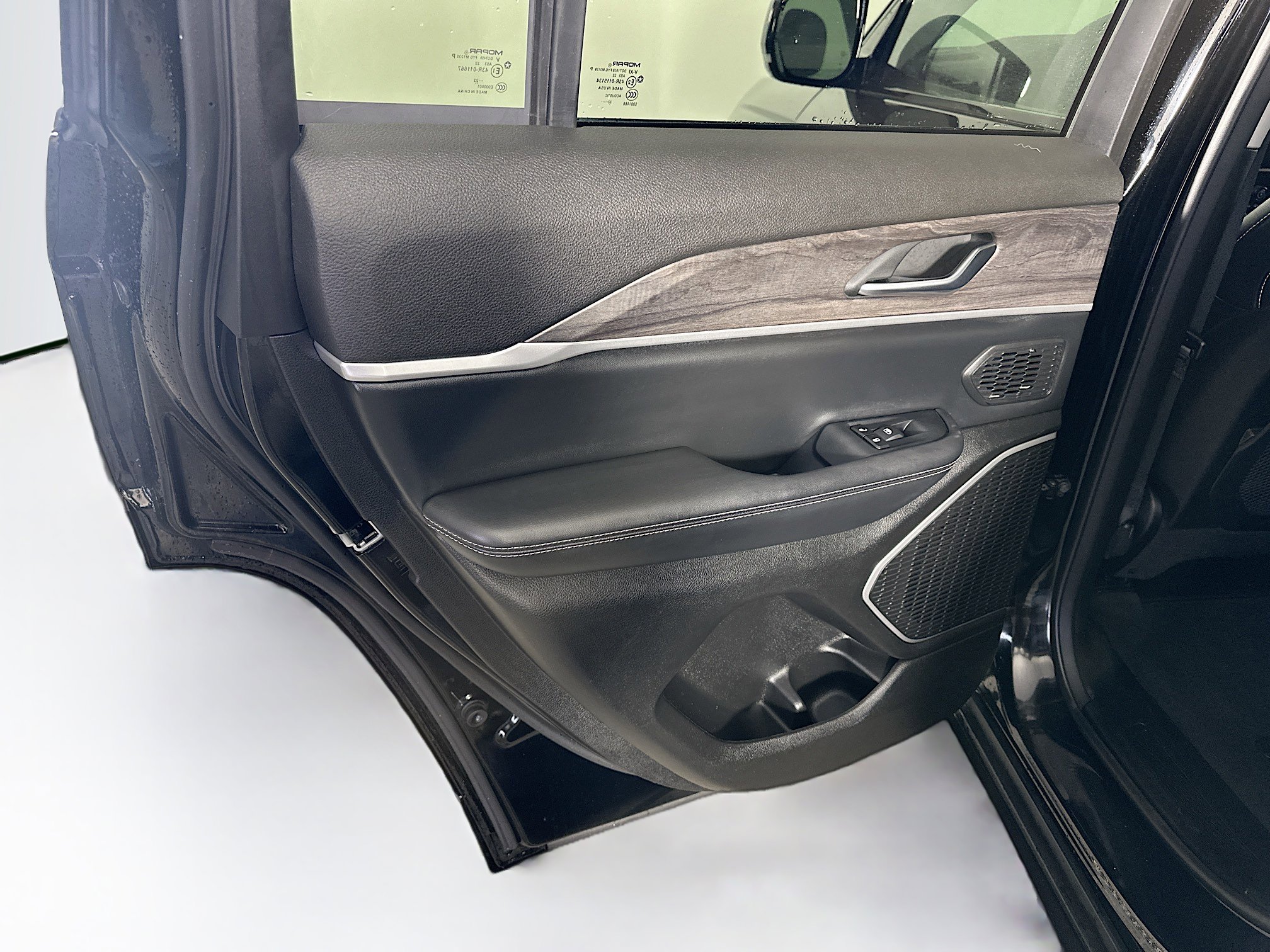 Used 2023 Jeep Grand Cherokee Limited w/ Black Appearance Package image 27