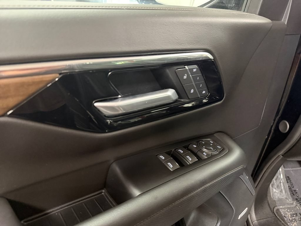 Used 2025 Chevrolet Suburban High Country AWD/4WD image 38