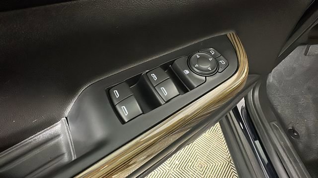 Used 2022 GMC Acadia SLE w/ Driver Convenience Package FWD image 11