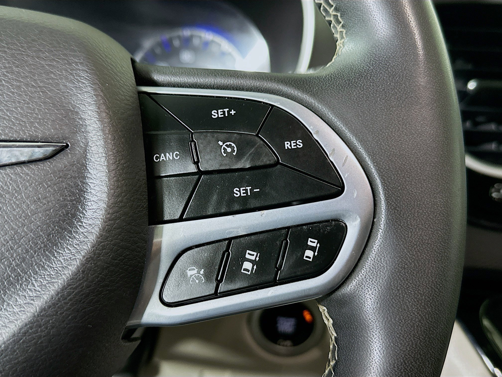 Used 2023 Chrysler Pacifica Touring-L image 17