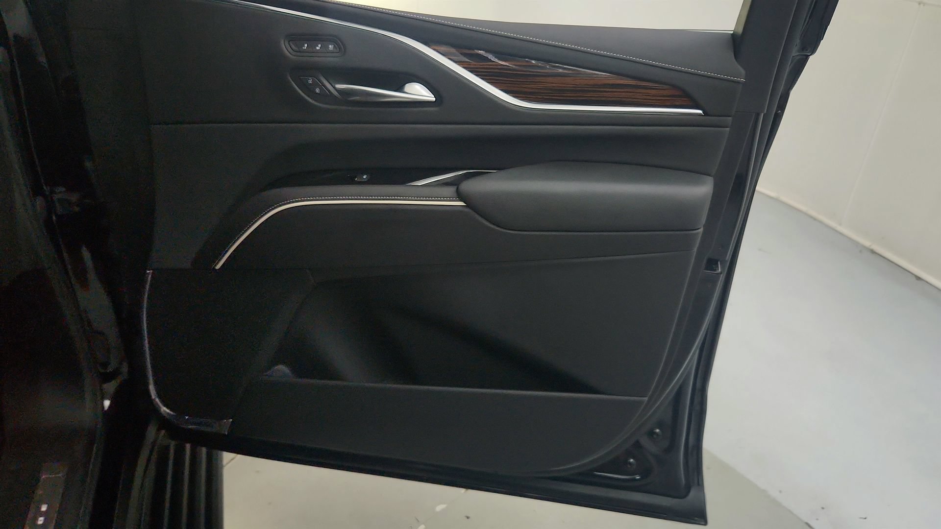 Certified 2023 Cadillac Escalade Premium Luxury w/ LPO, Radiant Package AWD/4WD image 26