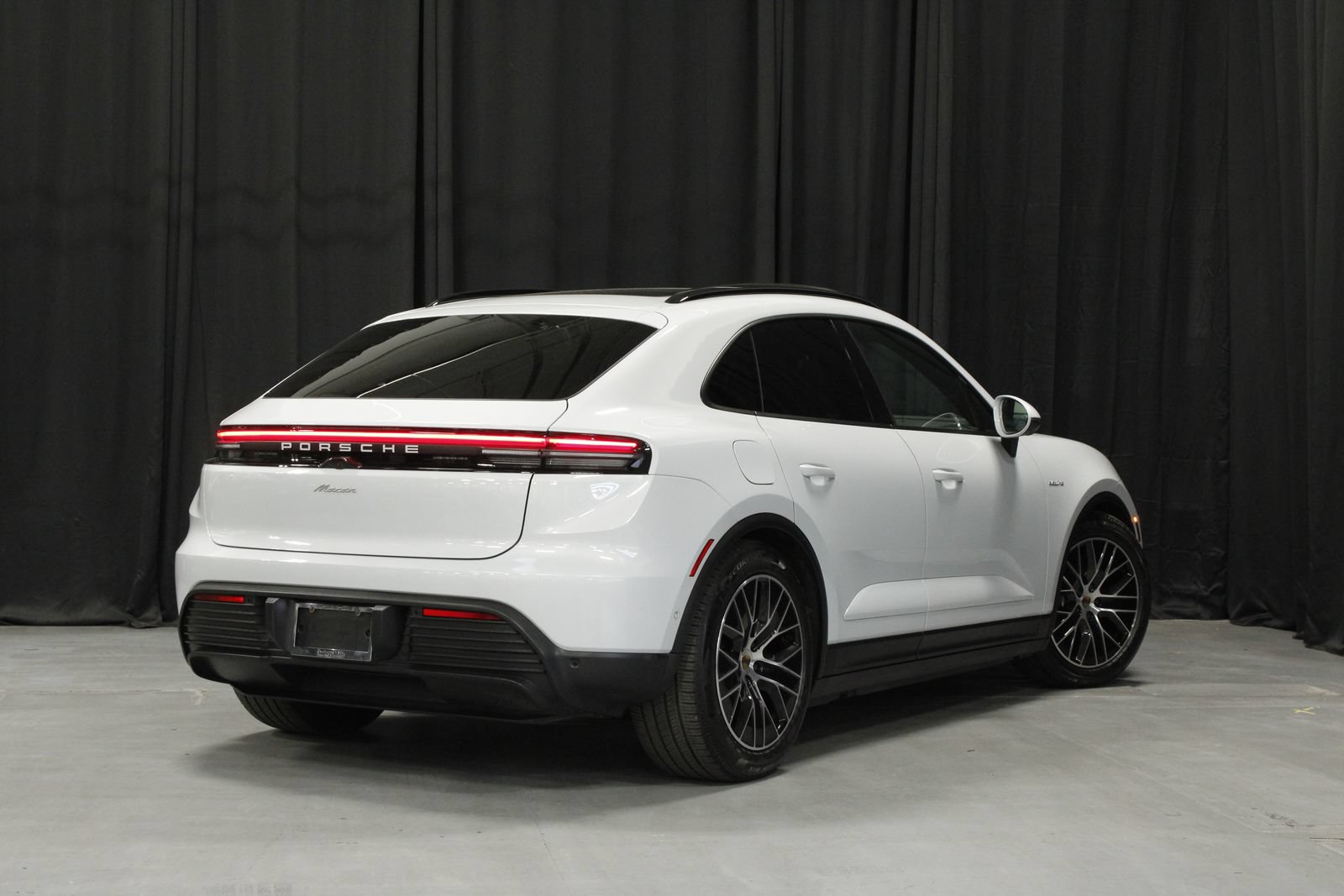 Certified 2025 Porsche Macan Electric RWD image 5