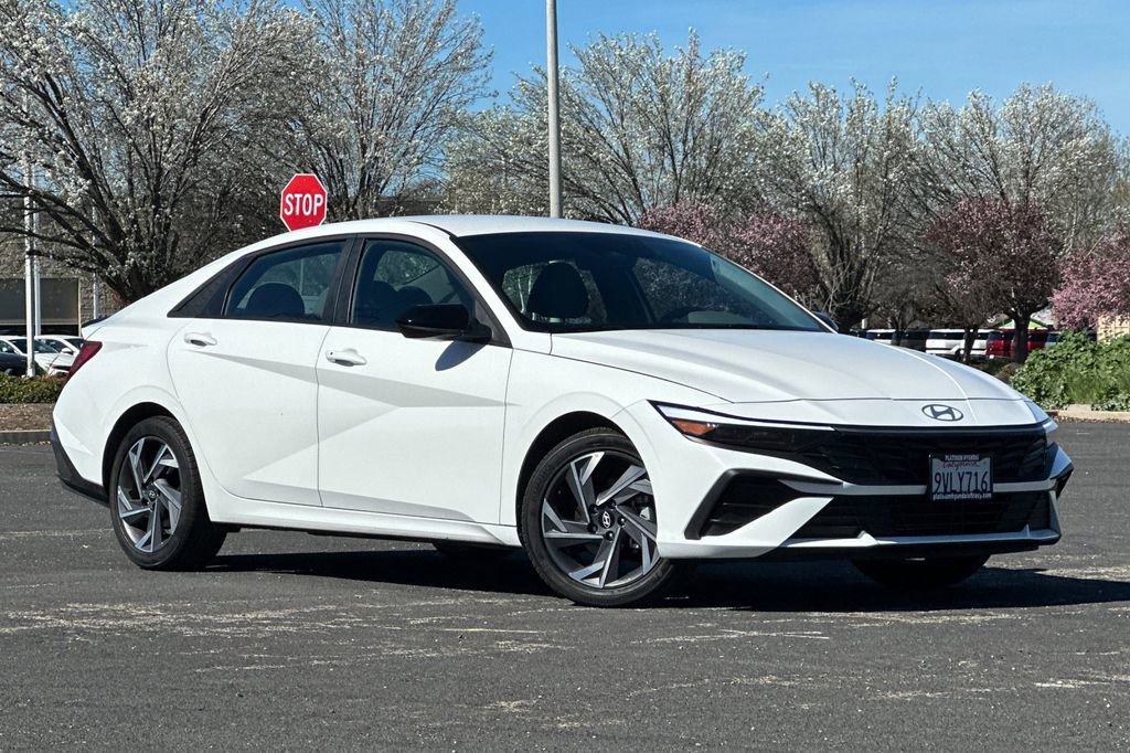 New 2025 Hyundai Elantra Sport FWD image 2