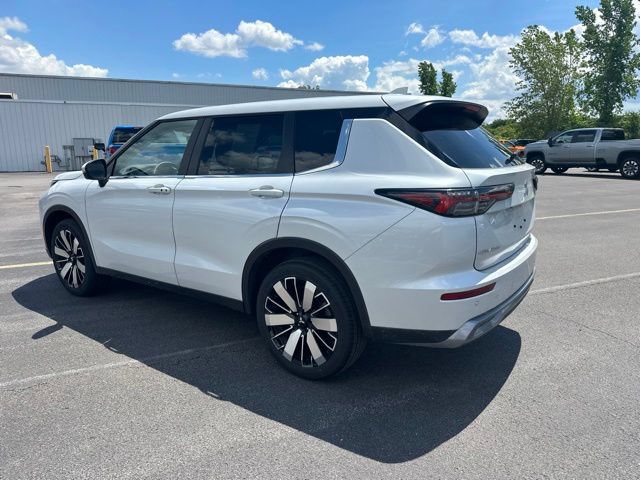 Used 2025 Mitsubishi Outlander SE AWD/4WD image 8