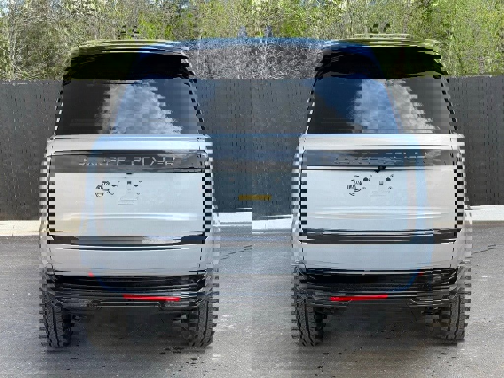 New 2025 Land Rover Range Rover SE image 4