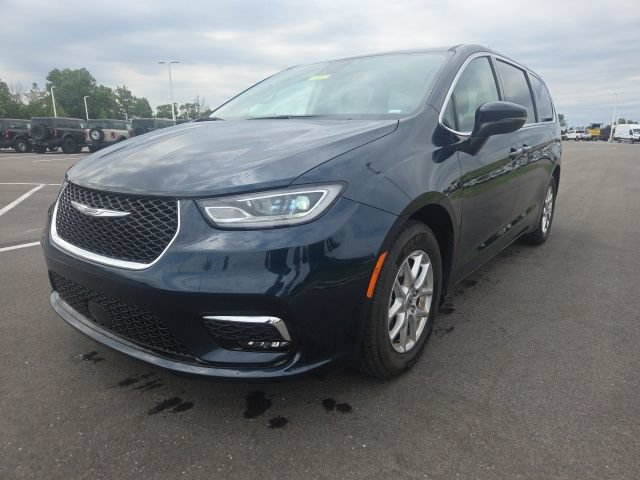 Used 2023 Chrysler Pacifica Touring-L FWD image 2