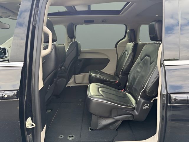 Used 2023 Chrysler Pacifica Limited FWD image 15