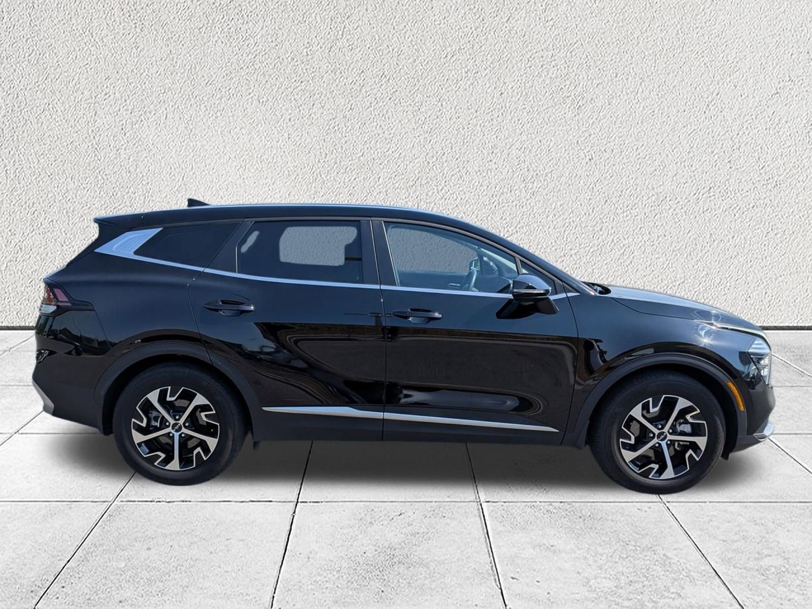 Used 2024 Kia Sportage EX FWD image 2