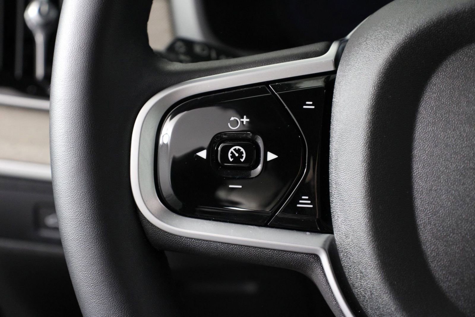 Certified 2025 Volvo XC90 B6 Ultra image 10