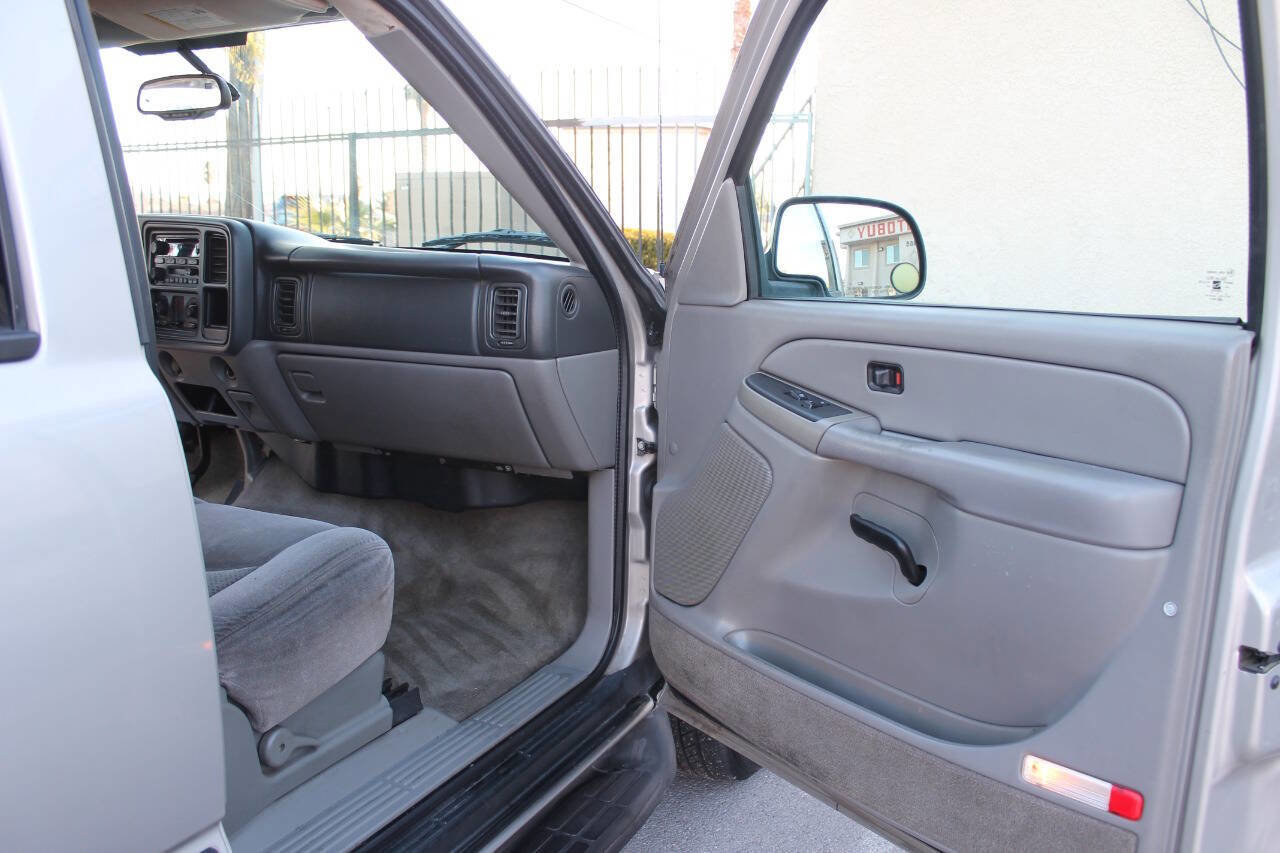 Used 2005 Chevrolet Suburban LS image 34