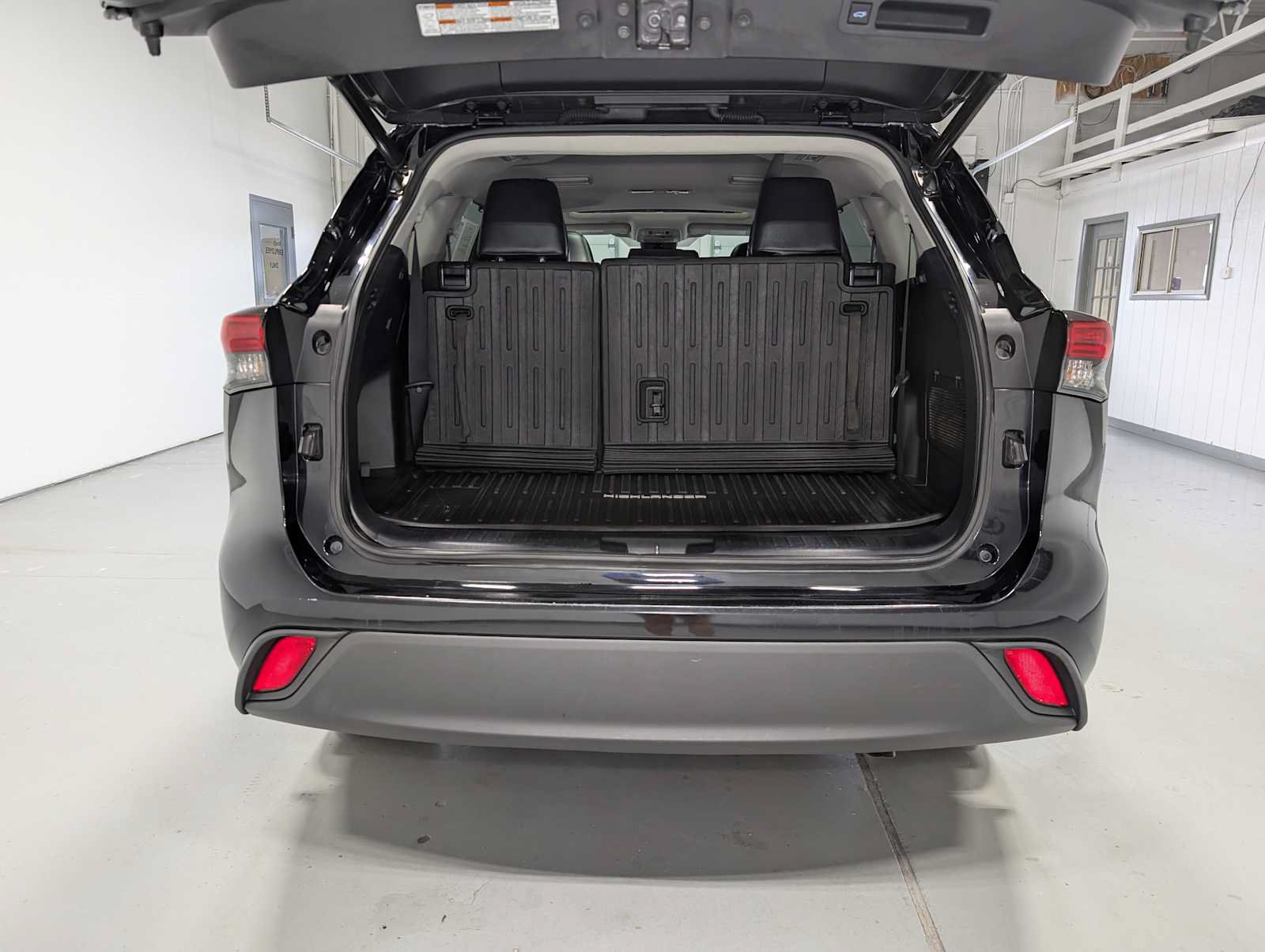 Used 2021 Toyota Highlander XLE AWD/4WD image 41
