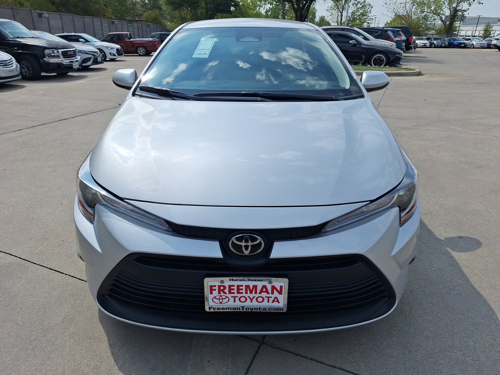 Used 2025 Toyota Corolla LE FWD image 9