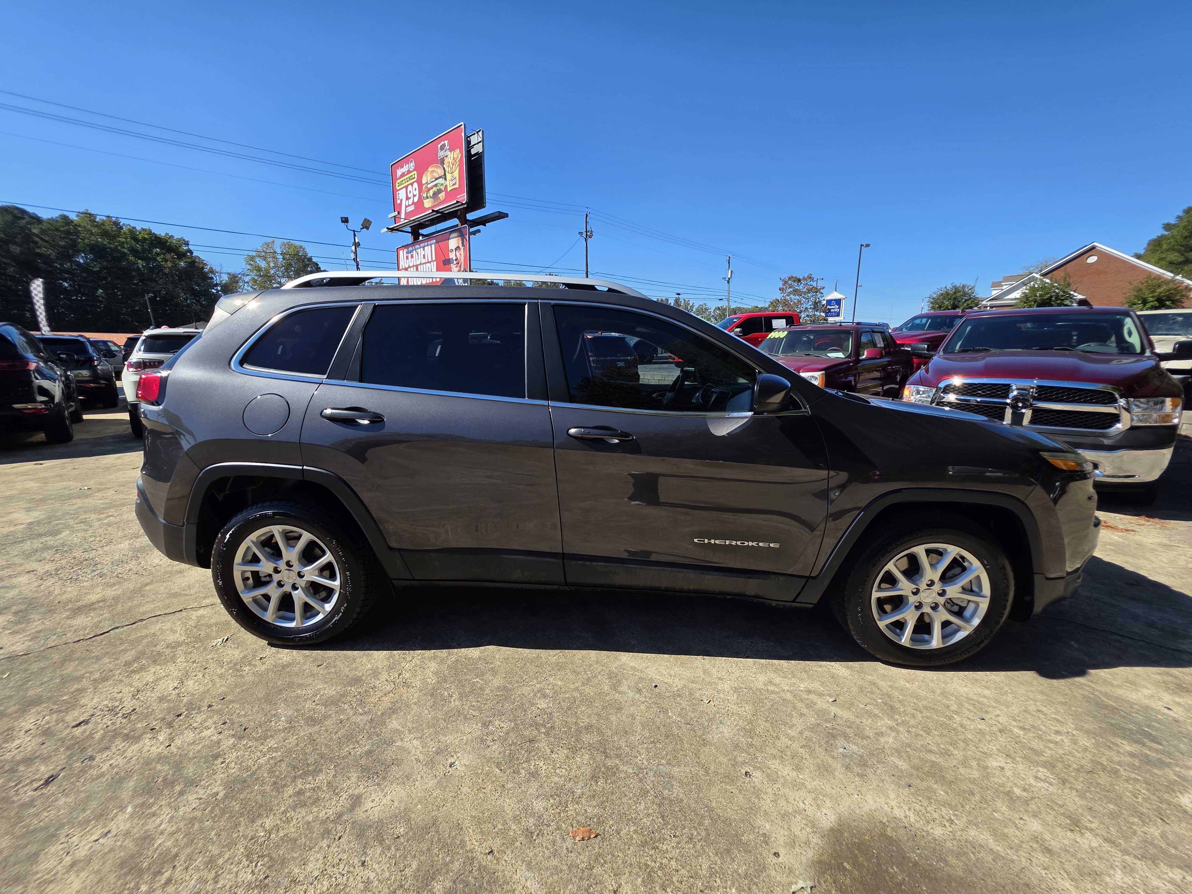 Used 2017 Jeep Cherokee Latitude w/ Comfort/Convenience Group FWD image 5