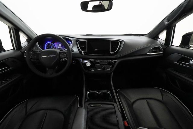 Used 2025 Chrysler Pacifica Limited image 5