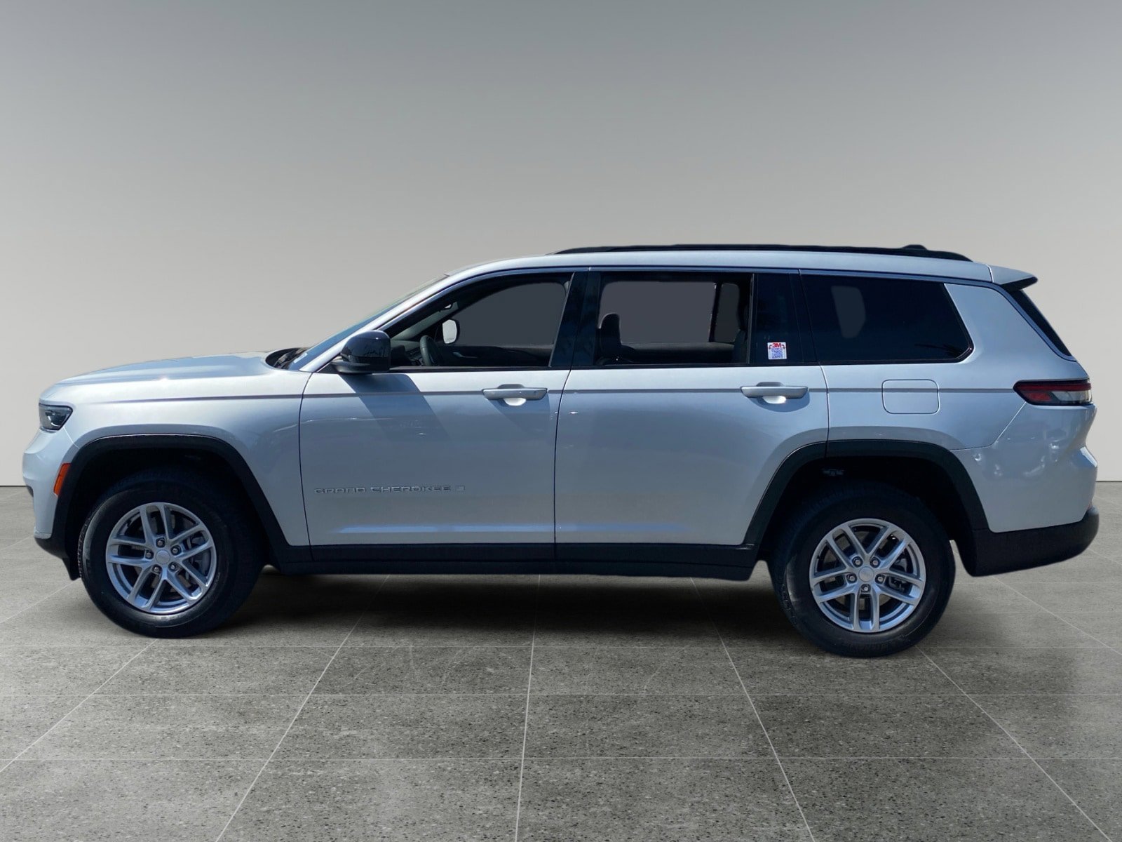 Used 2024 Jeep Grand Cherokee L Laredo RWD image 2