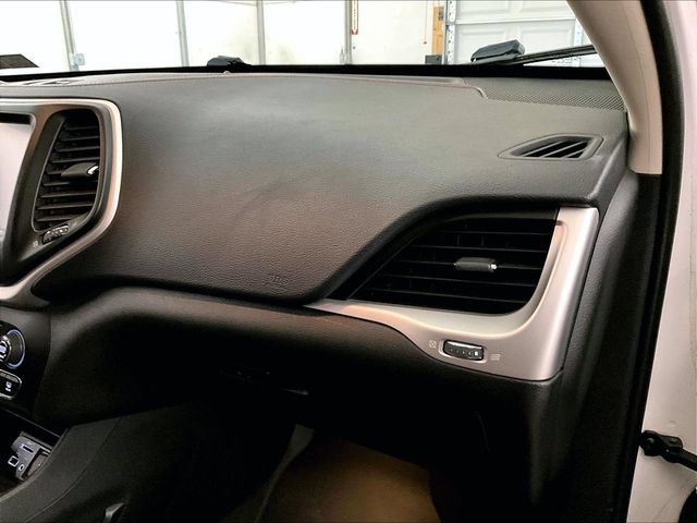 Used 2015 Jeep Cherokee Trailhawk w/ Leather Interior Group AWD/4WD image 16