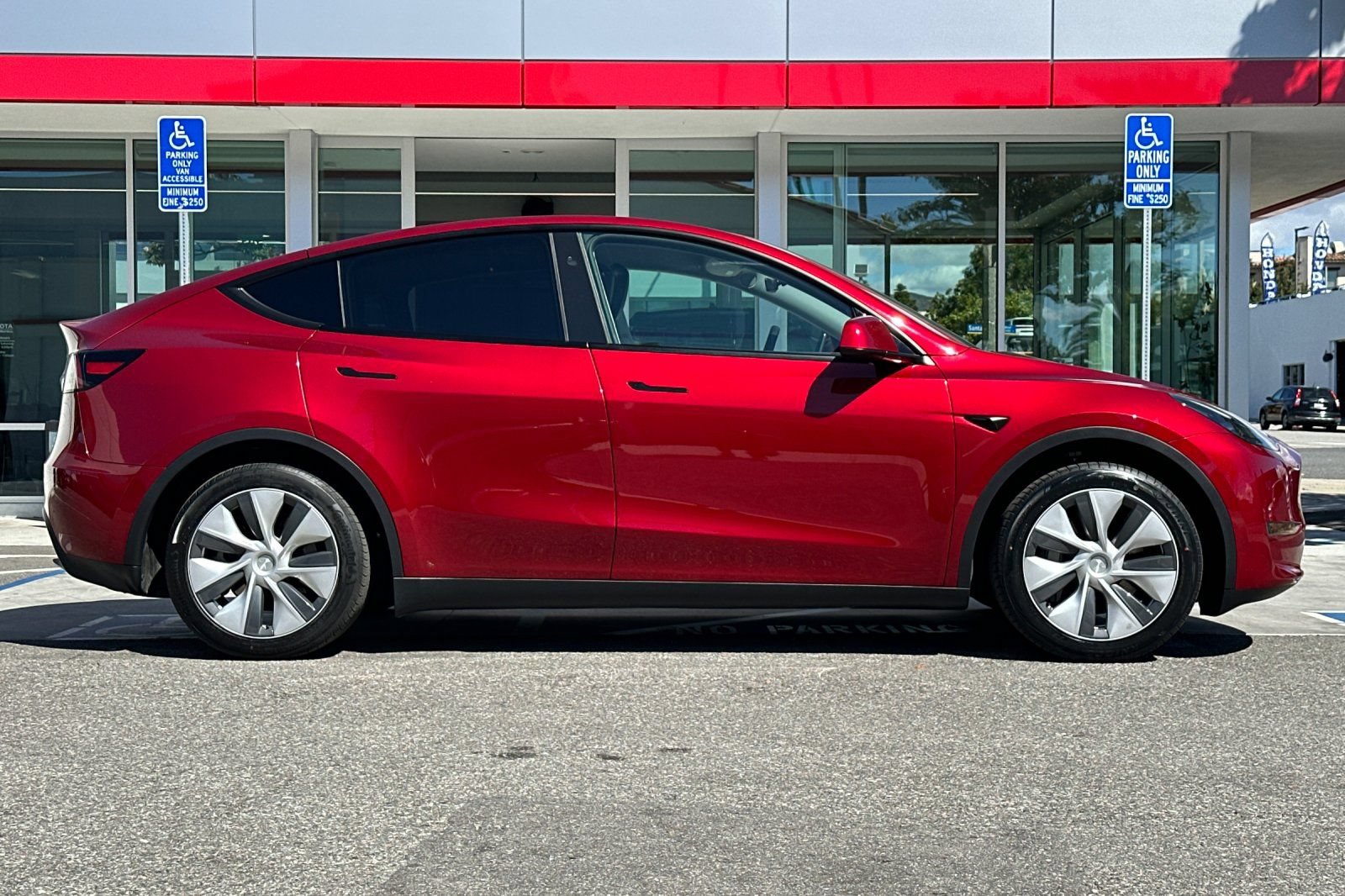 Used 2024 Tesla Model Y Long Range AWD/4WD image 3