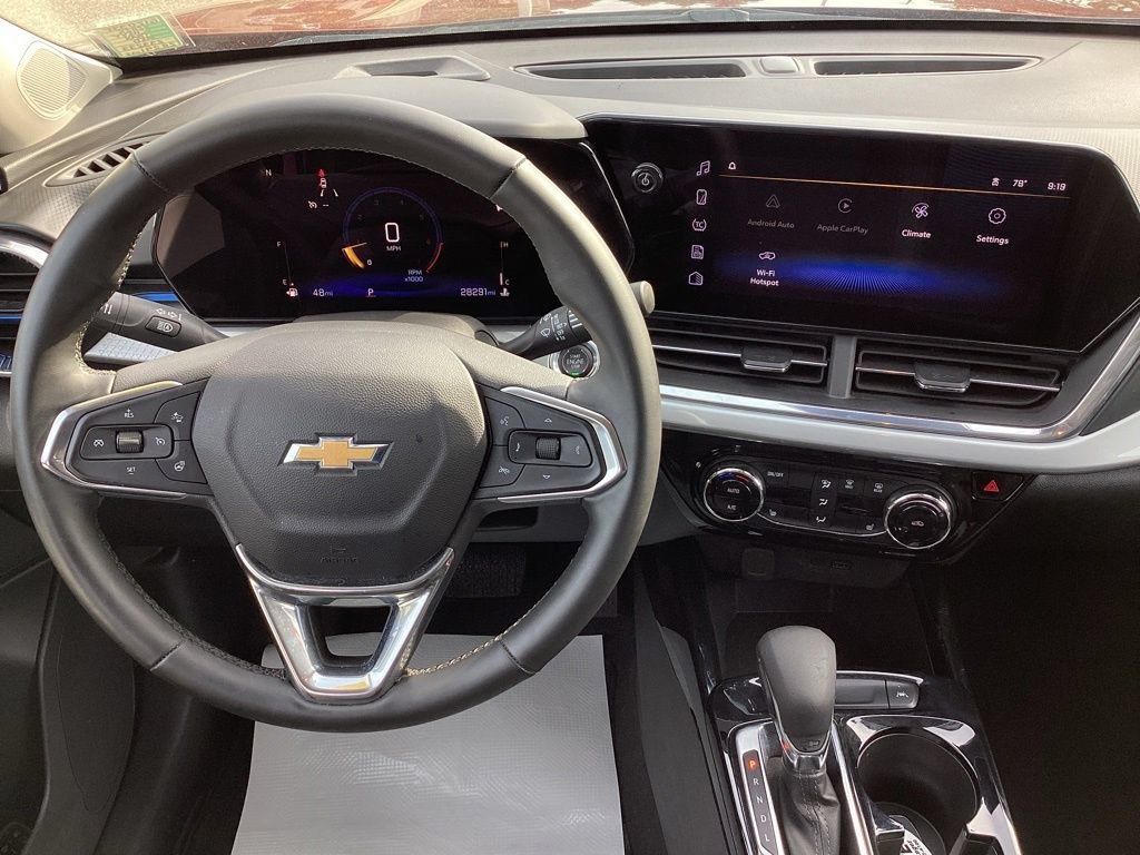 Used 2025 Chevrolet Trax LT w/ LT Convenience Package FWD image 16