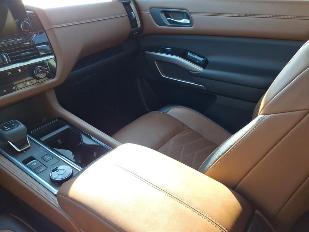 Used 2022 Nissan Pathfinder Platinum image 17