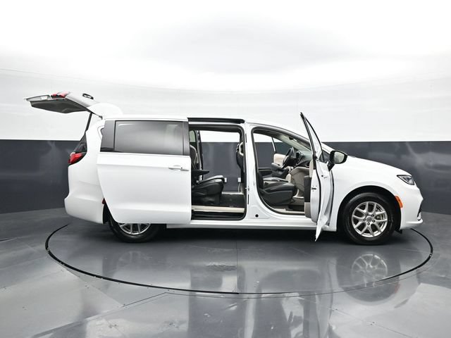 Used 2024 Chrysler Pacifica Touring-L FWD image 50