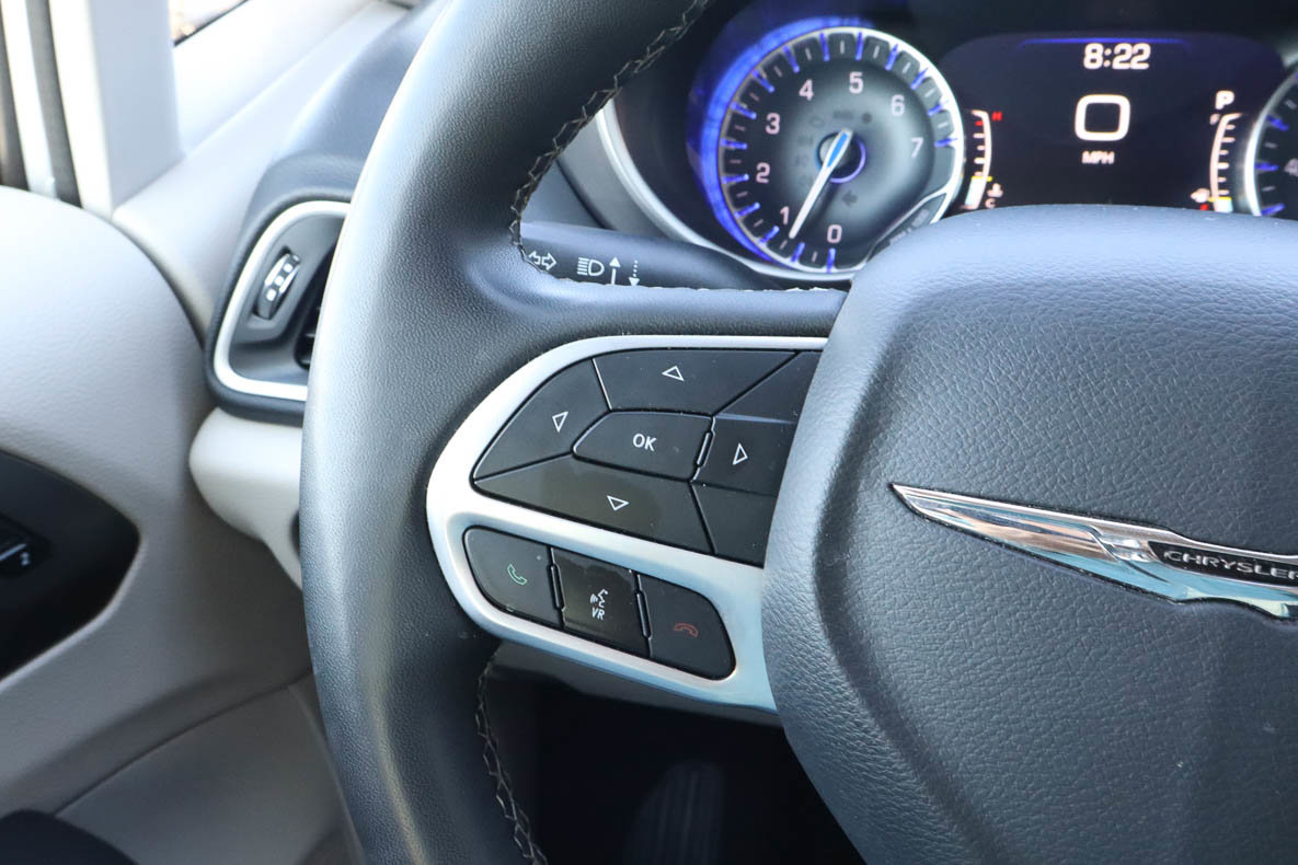 Used 2023 Chrysler Pacifica Touring-L FWD image 28