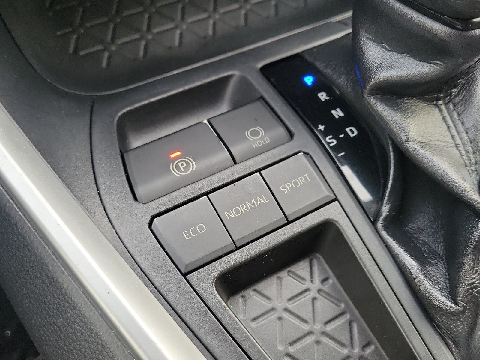 Used 2019 Toyota RAV4 XLE w/ Convenience Package FWD image 29