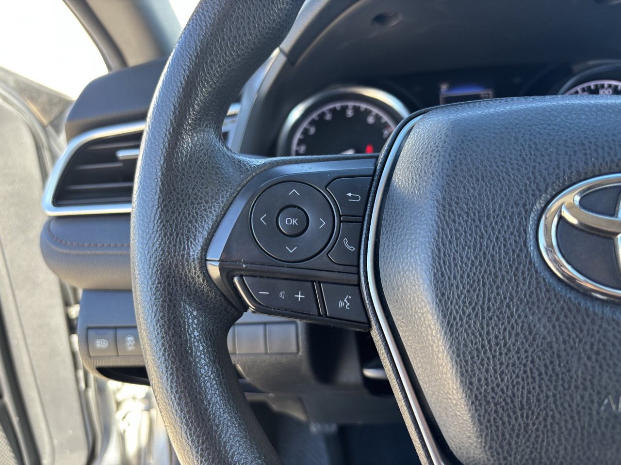 Used 2018 Toyota Camry LE FWD image 25