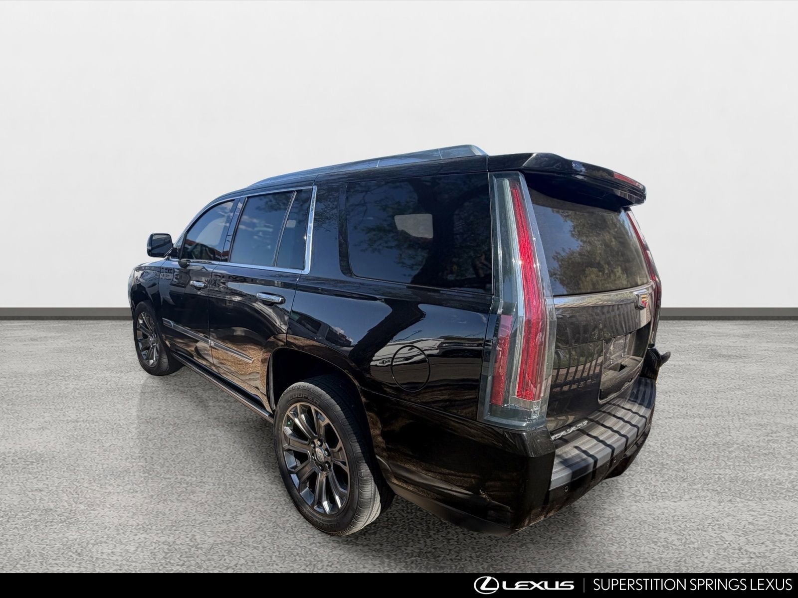 Used 2018 Cadillac Escalade Platinum AWD/4WD image 4