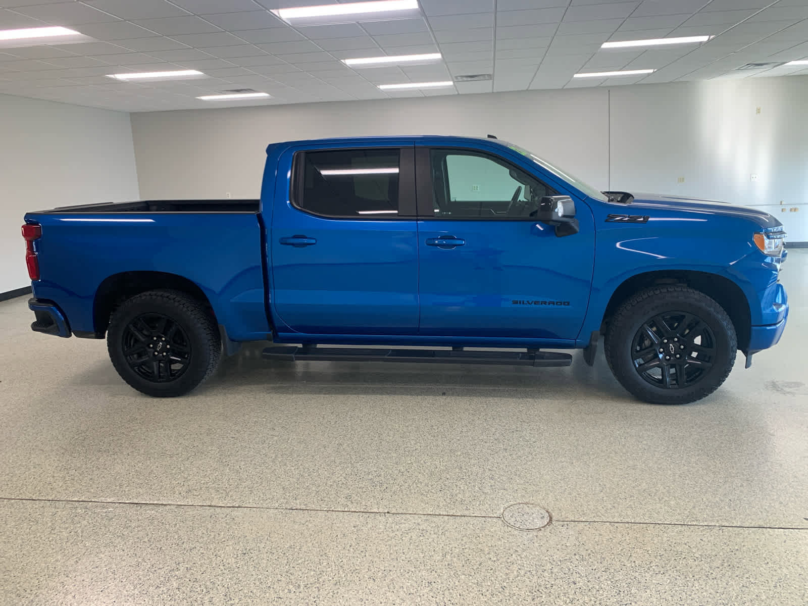 Used 2023 Chevrolet Silverado 1500 RST AWD/4WD image 5