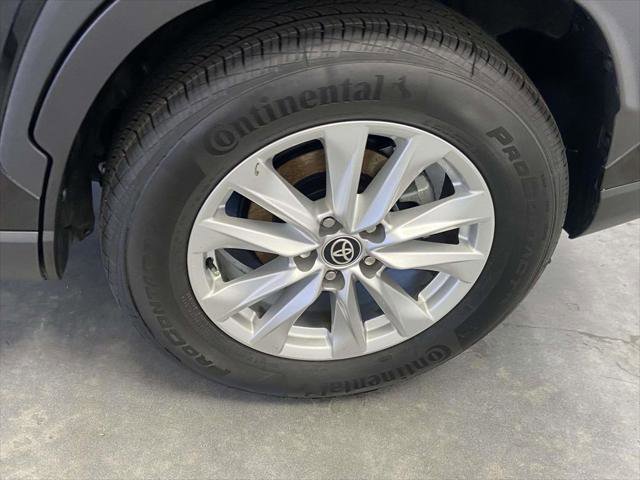 Certified 2022 Toyota Corolla Cross LE w/ Moonroof Package image 9