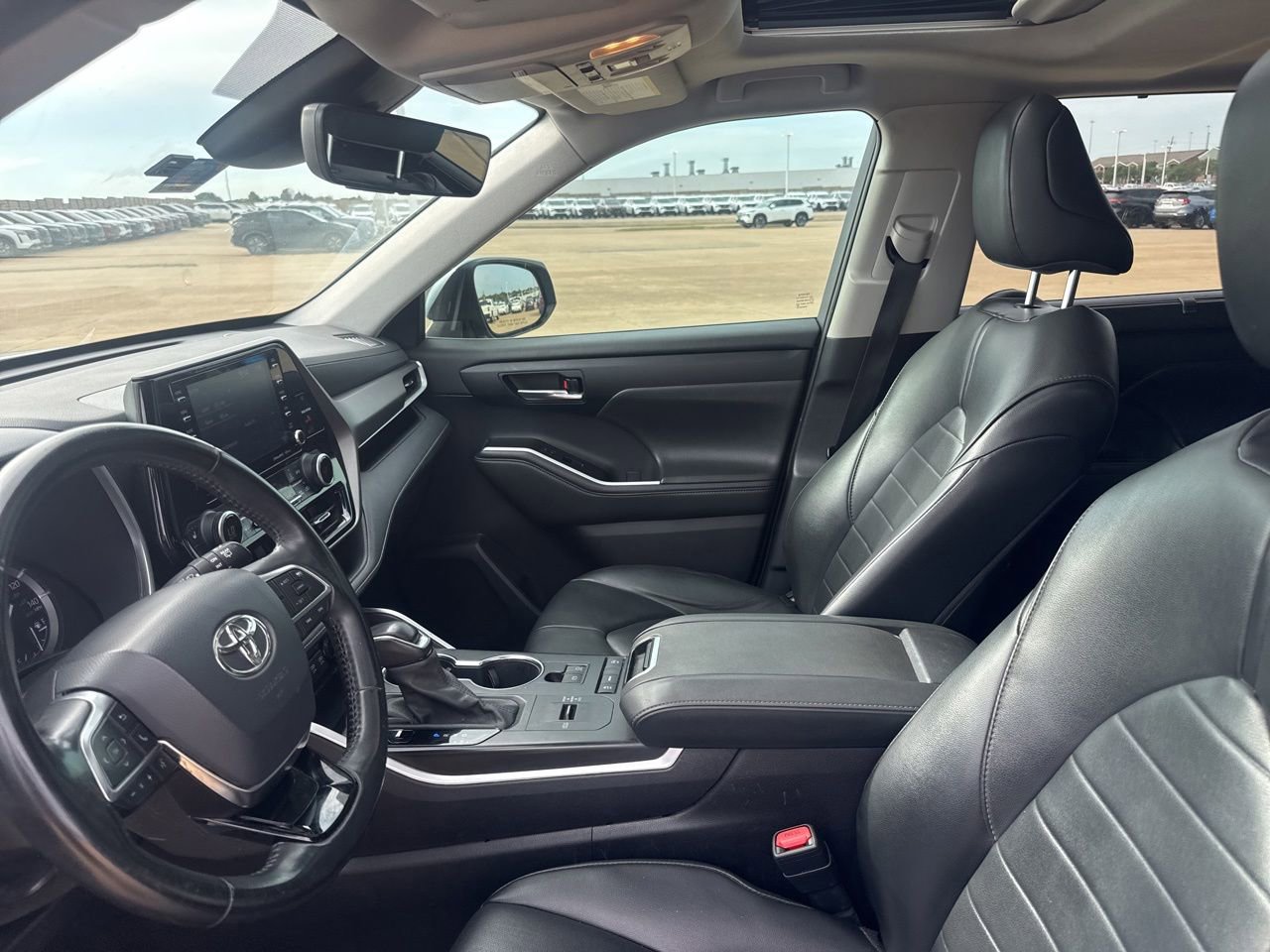 Used 2021 Toyota Highlander XLE FWD image 43
