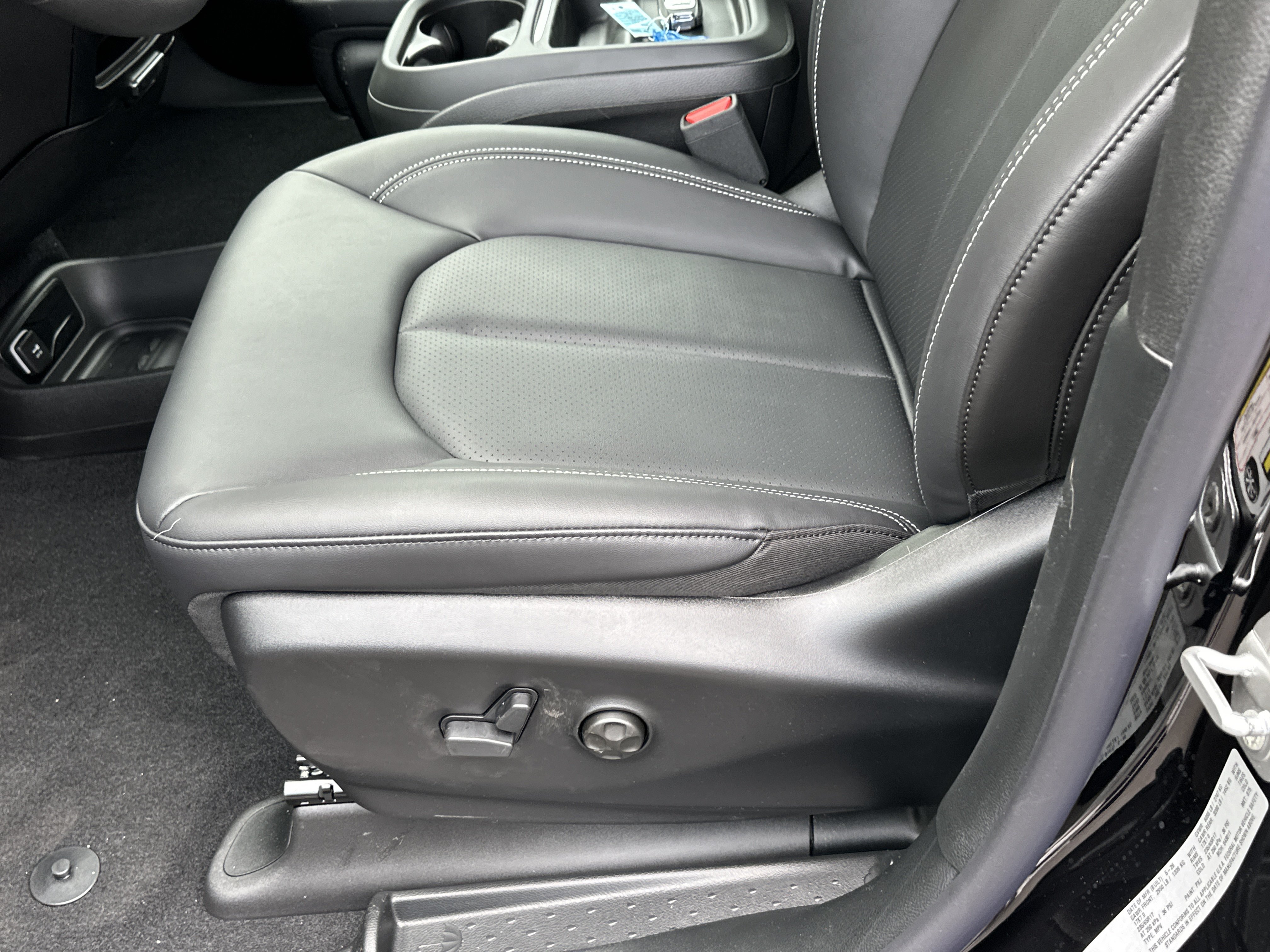 New 2027 Chrysler Pacifica Select w/ Family Tech Group FWD image 26