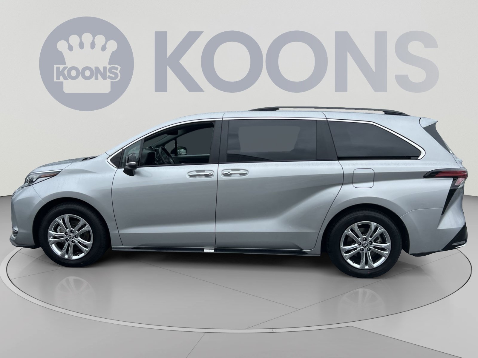 Used 2023 Toyota Sienna XSE AWD/4WD image 2