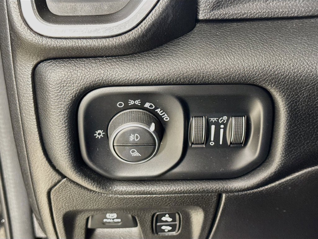 Used 2019 RAM 1500 Laramie AWD/4WD image 11