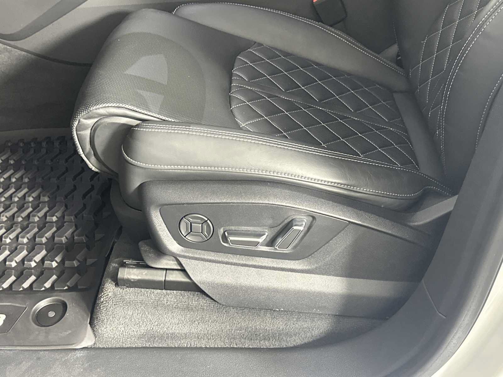 Used 2023 Audi SQ8 Prestige AWD/4WD image 9