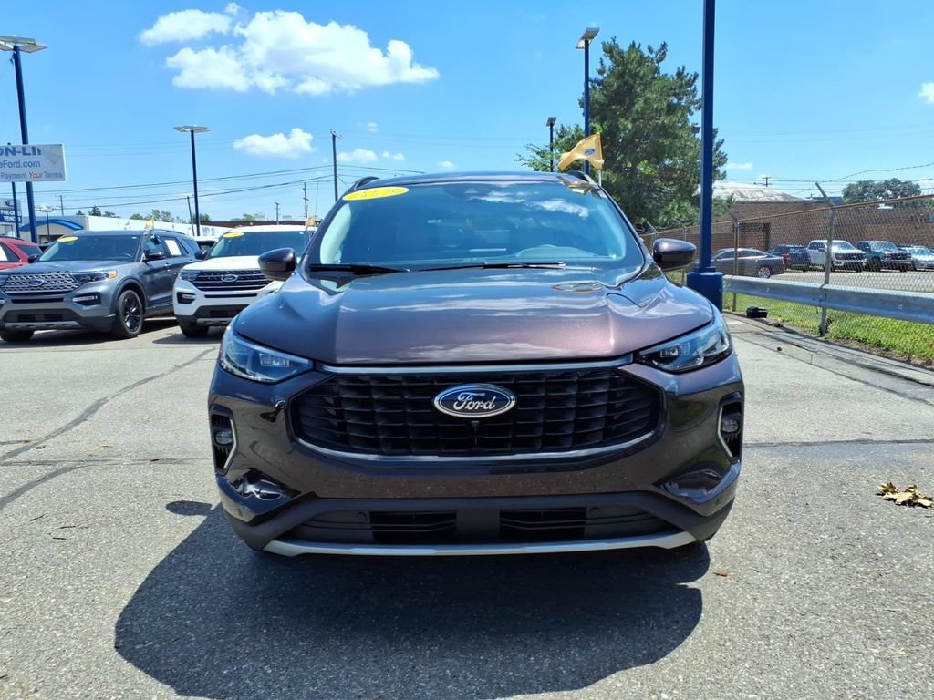 Certified 2023 Ford Escape Platinum AWD/4WD image 2