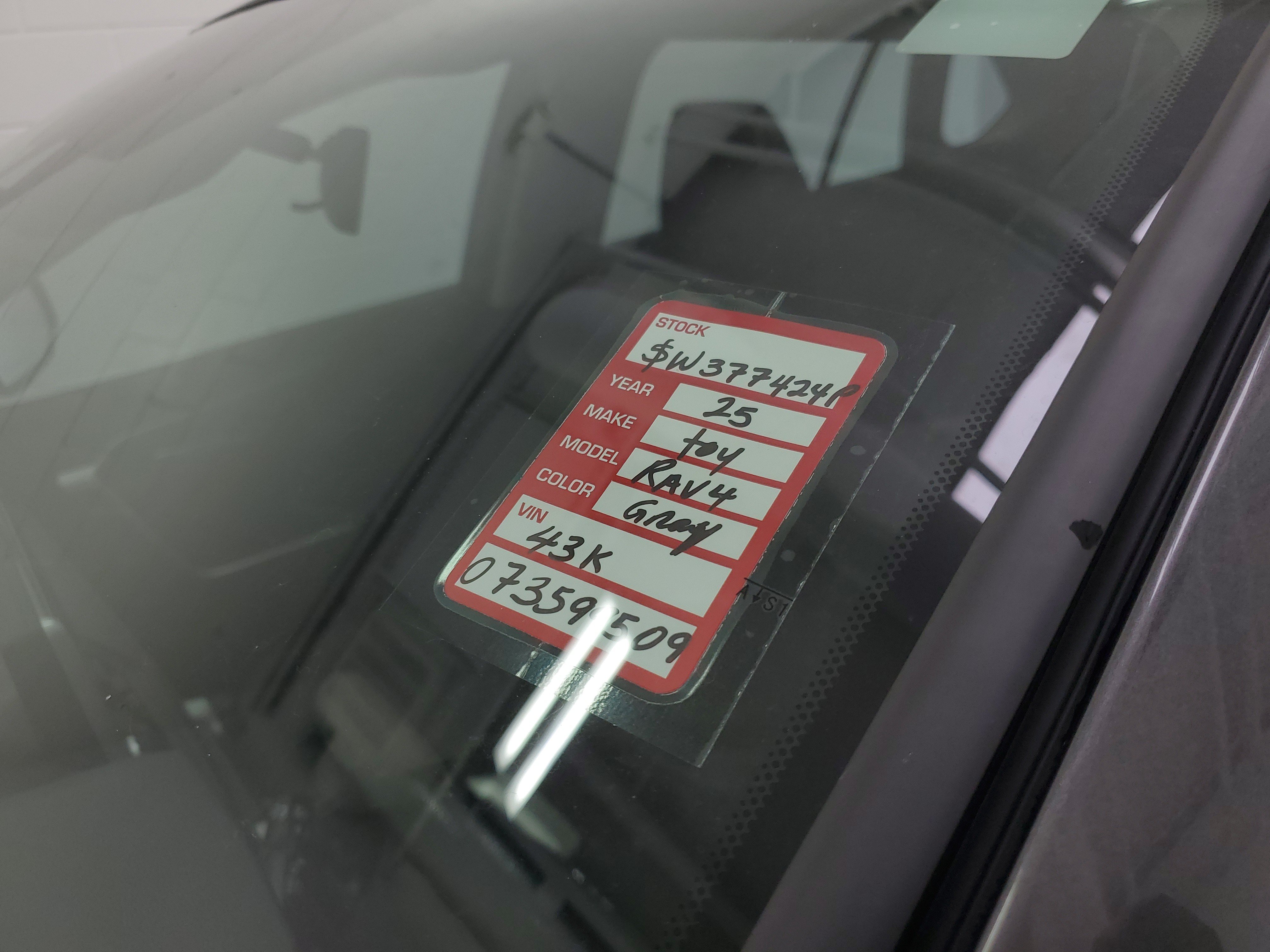 Used 2025 Toyota RAV4 XLE FWD image 32