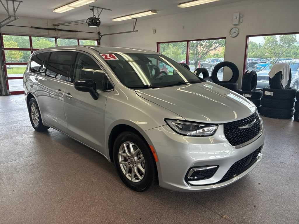 Certified 2024 Chrysler Pacifica Touring-L FWD image 1
