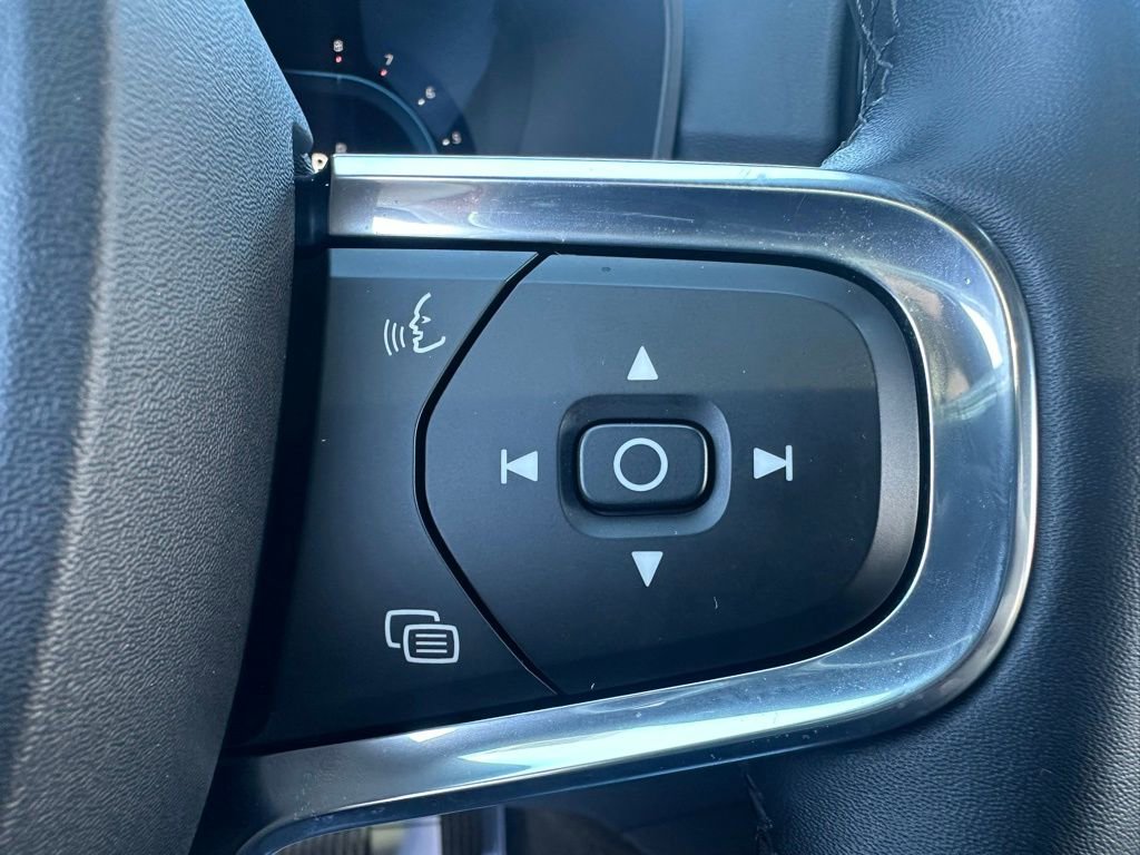 Used 2024 Volvo XC40 B5 Core image 28
