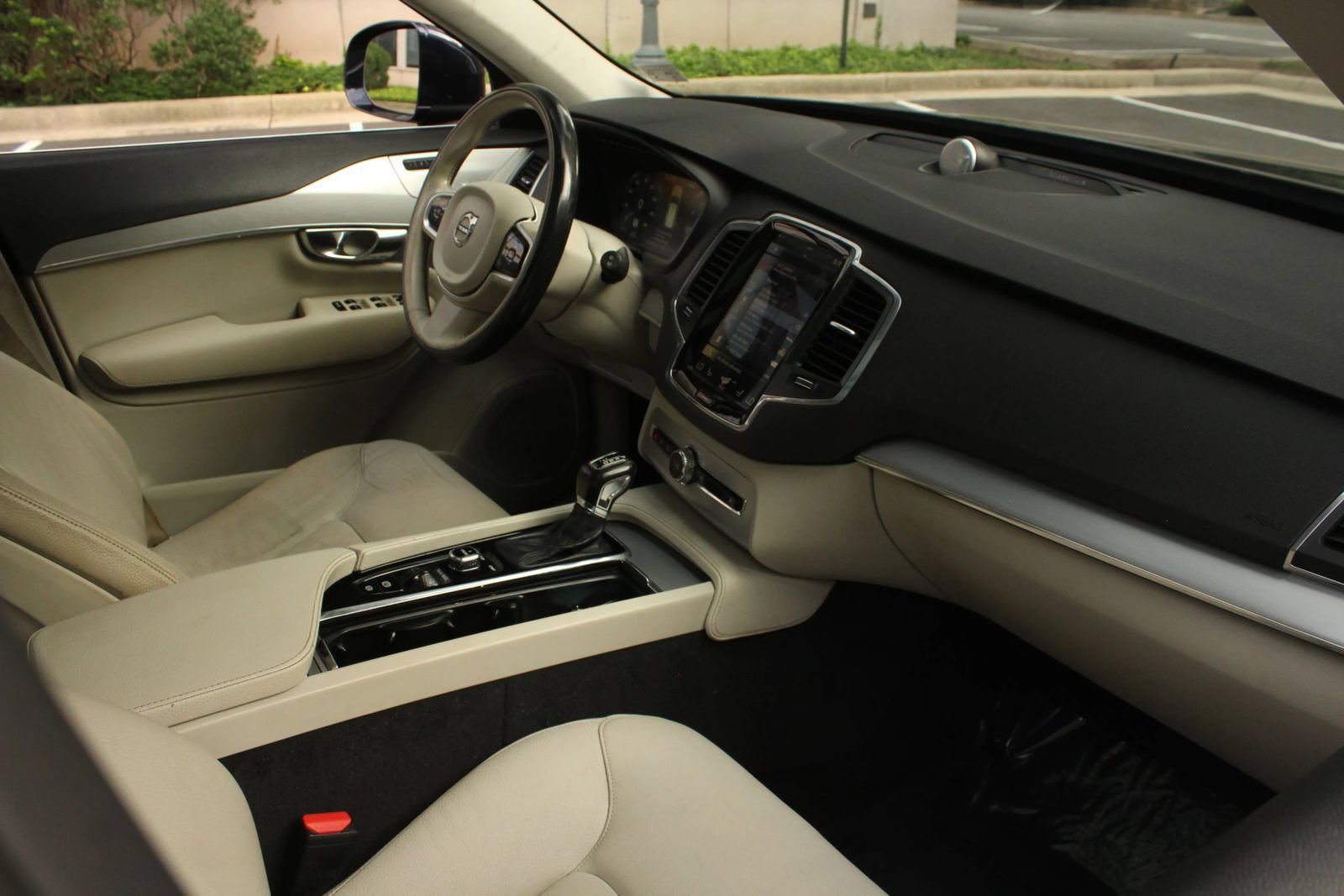 Used 2017 Volvo XC90 T6 Momentum AWD/4WD image 29
