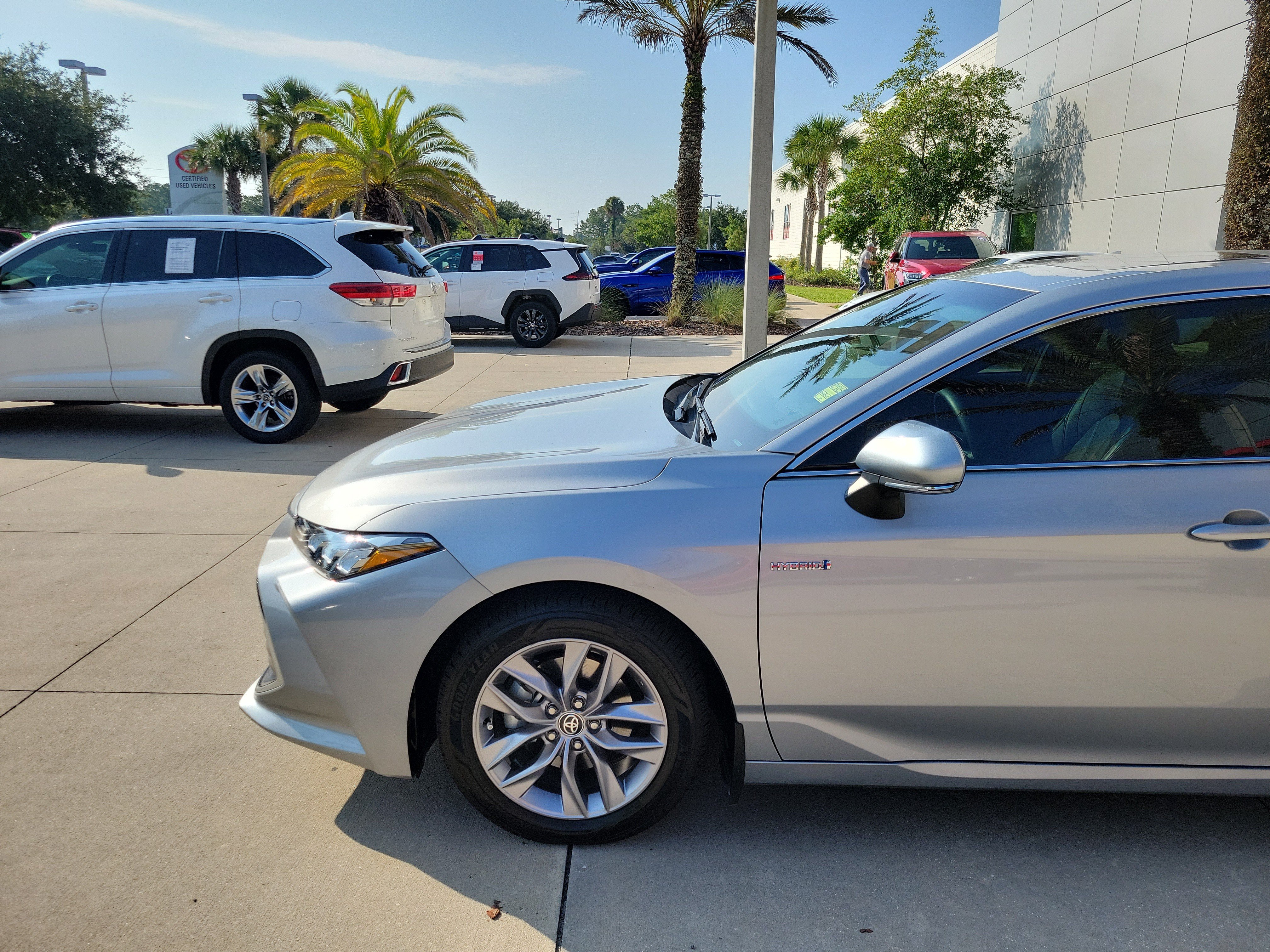 Used 2021 Toyota Avalon XLE w/ Moonroof Package FWD image 2