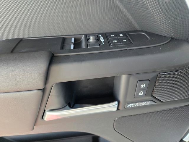 Used 2025 Land Rover Defender 90 X-Dynamic SE image 11
