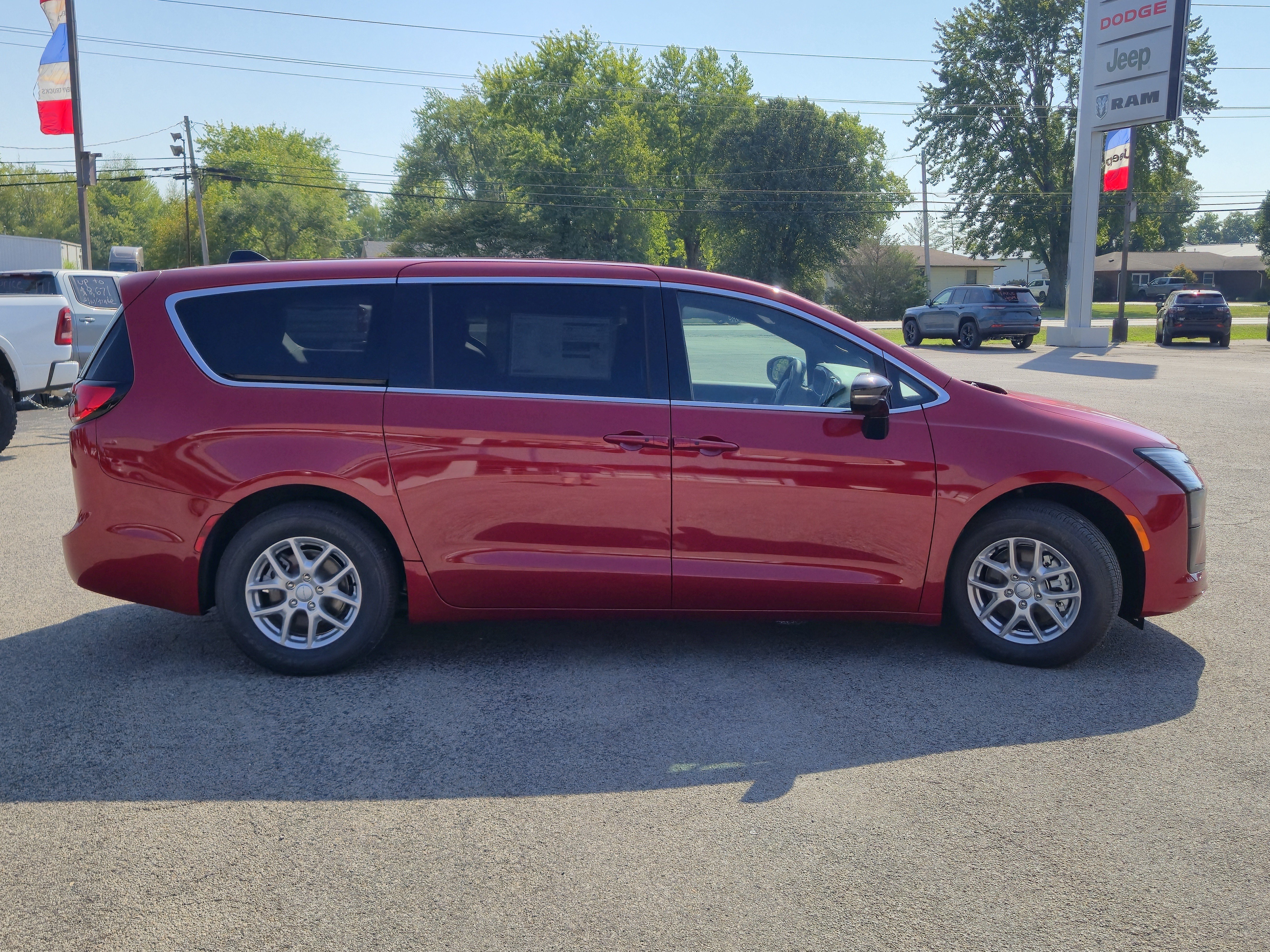 New 2027 Chrysler Pacifica Select FWD image 4