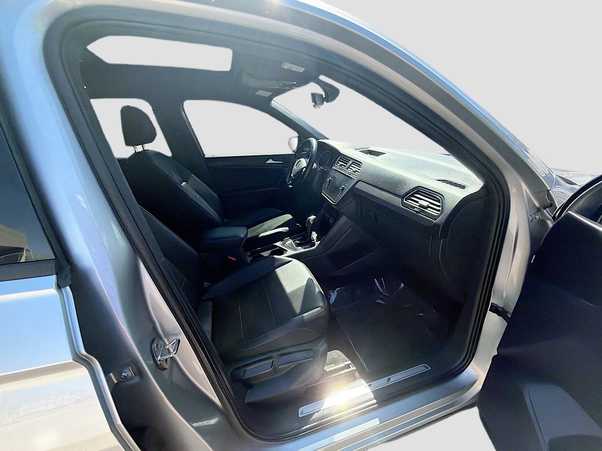 Used 2020 Volkswagen Tiguan SE R-Line image 29