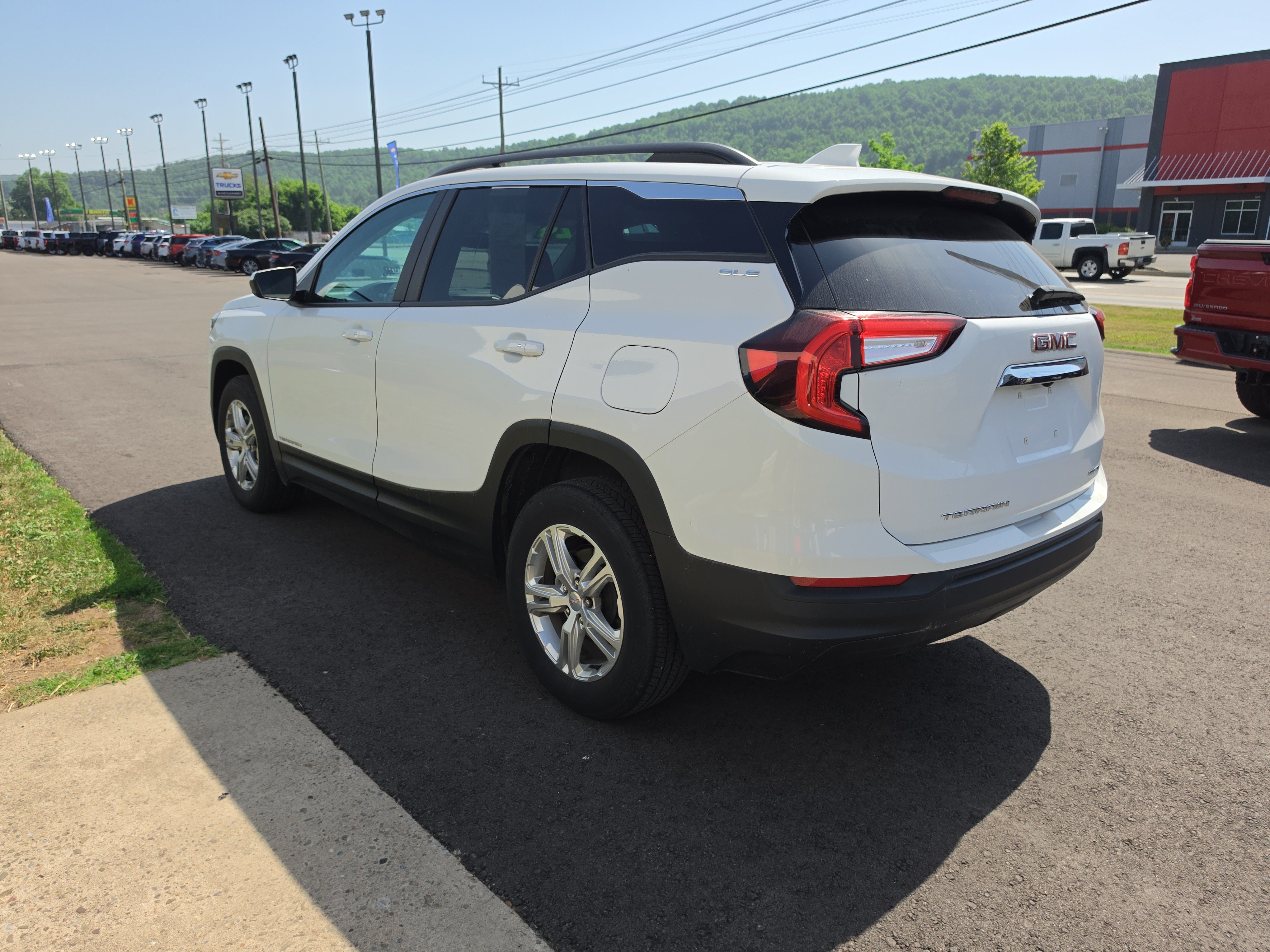 Used 2024 GMC Terrain SLE w/ Driver Convenience Package AWD/4WD image 6