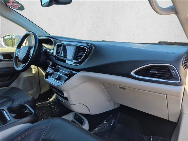 Used 2020 Chrysler Pacifica Touring-L FWD image 23