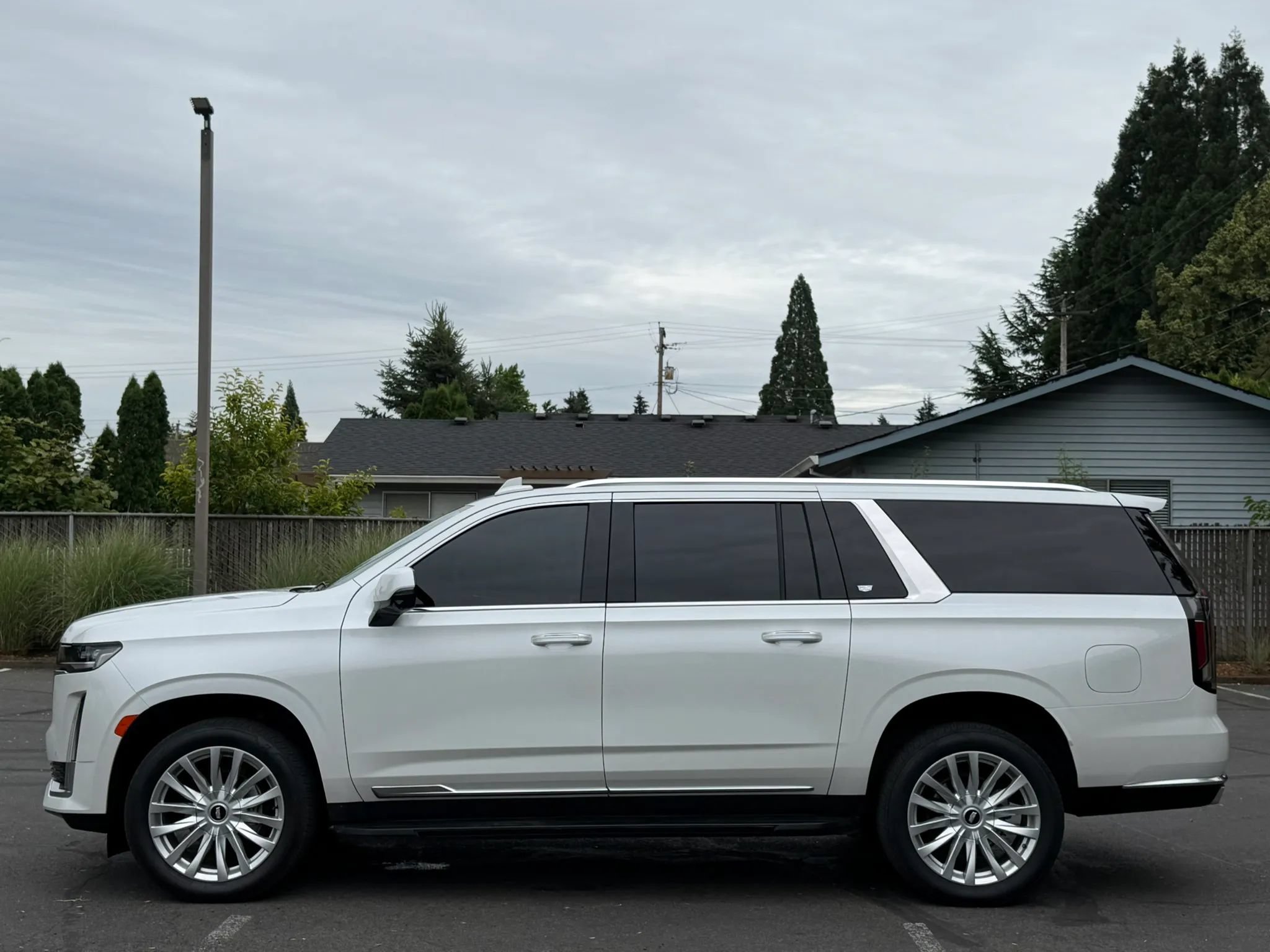Used 2022 Cadillac Escalade ESV Luxury AWD/4WD image 2