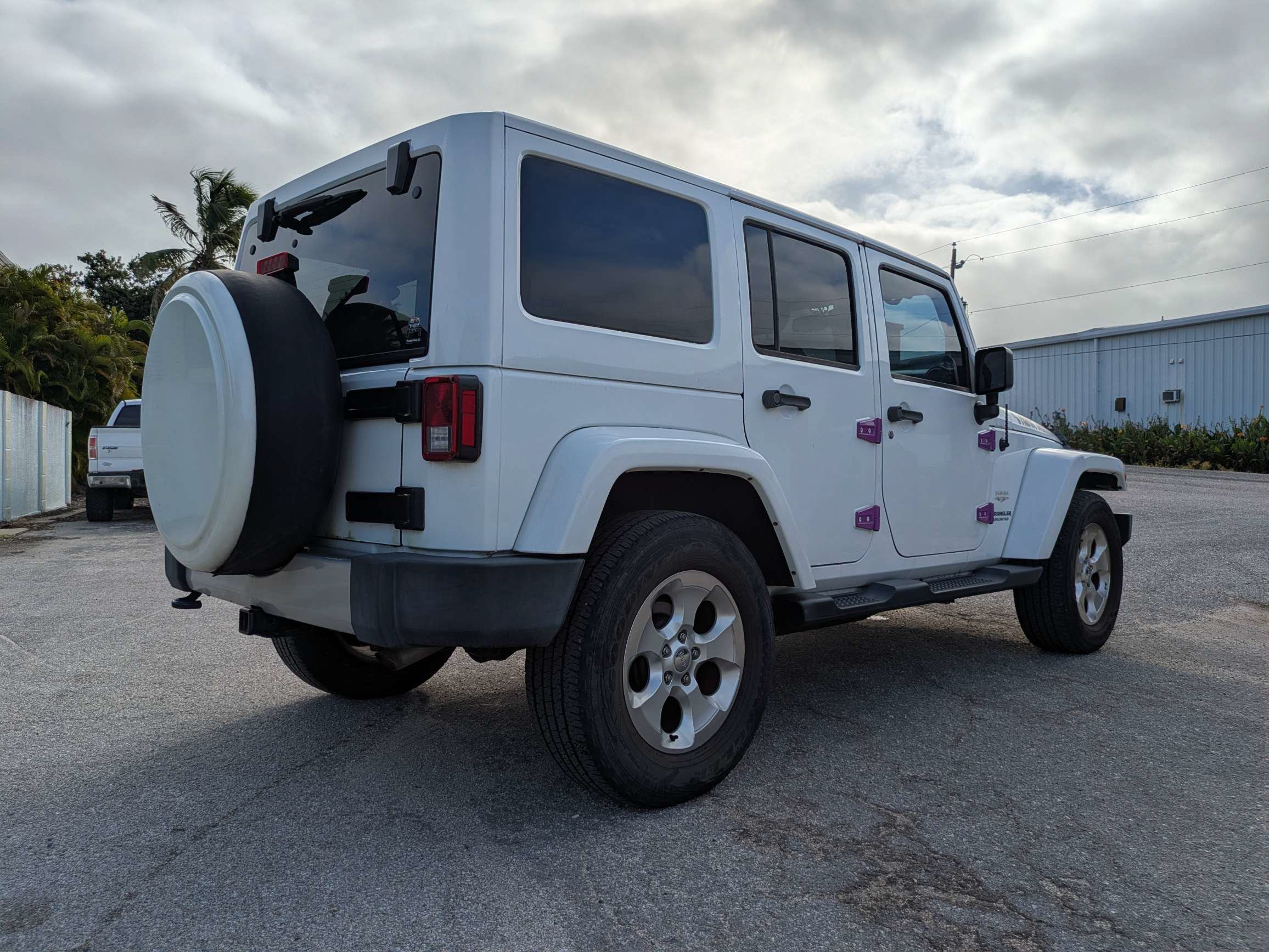 Used 2015 Jeep Wrangler Unlimited Sahara w/ Dual Top Group AWD/4WD image 4